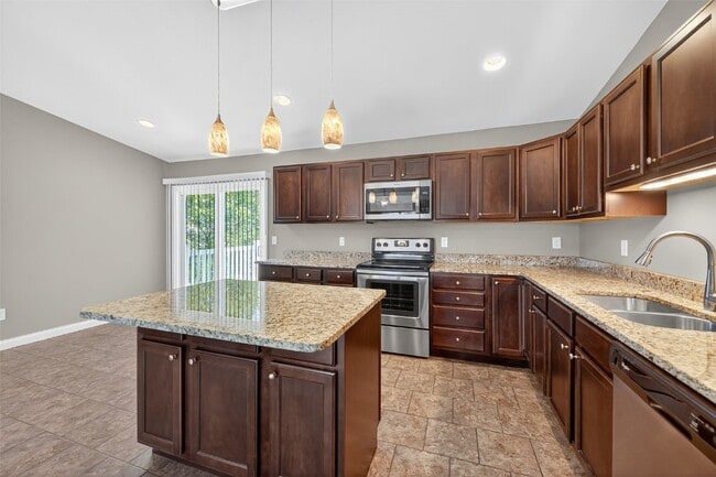 Building Photo - 303 Shadow Trace Dr