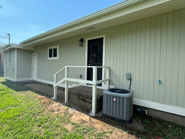 Building Photo - 1442 E Broadway St