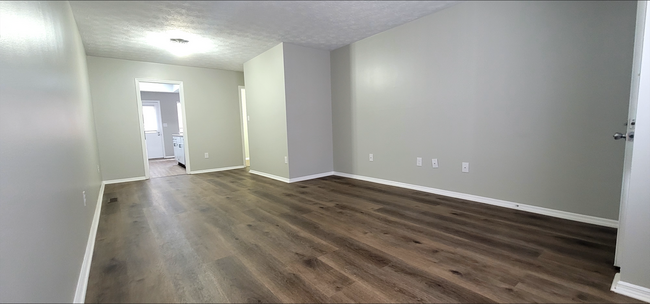 Building Photo - Beautiful 2 bedroom 1.5 bath Condo with at...