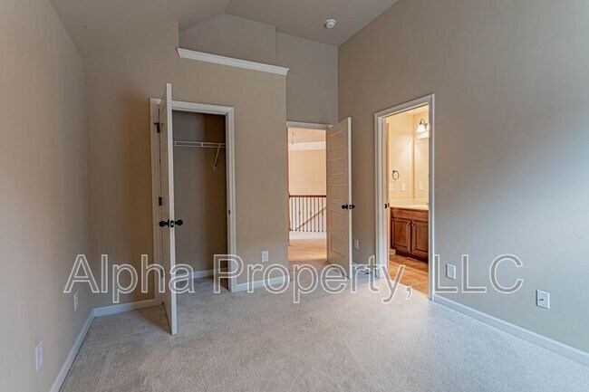 Building Photo - 256 Oak Branch Dr