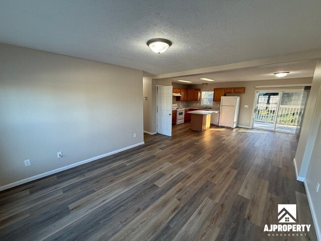 Building Photo - 931 S Newcomb Ave