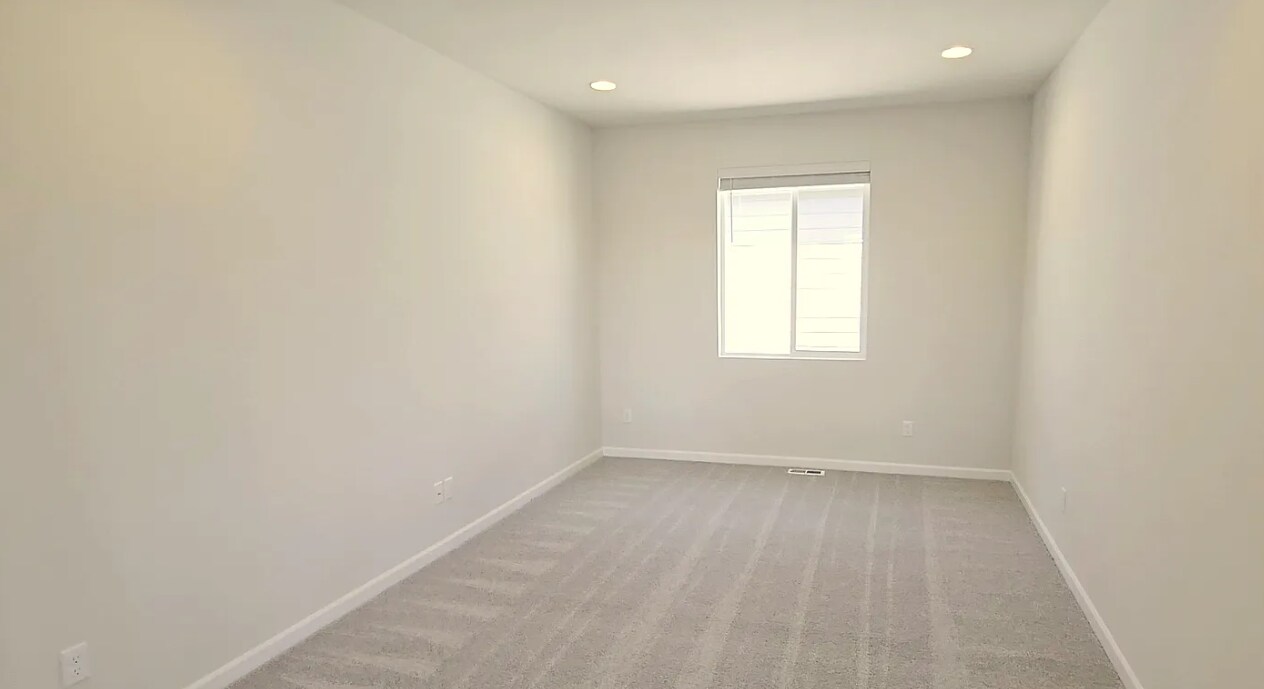 Building Photo - 14936 Tyee Dr E