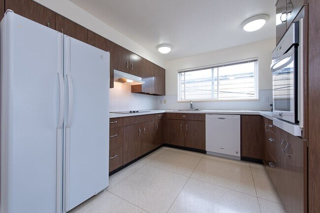 Building Photo - 2023