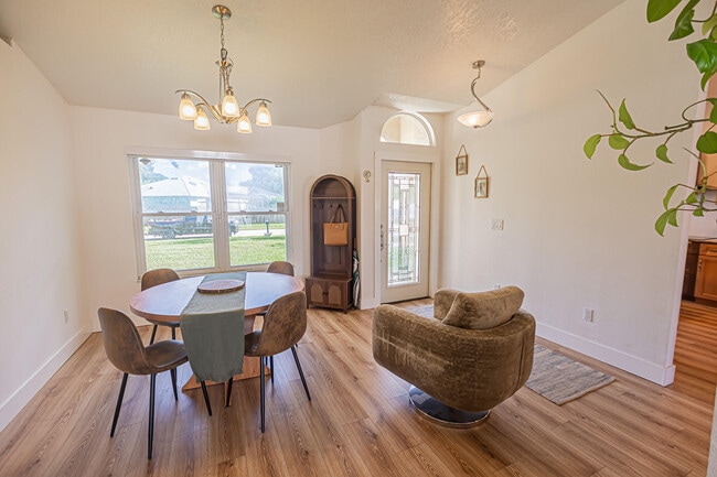 Building Photo - 526 SW Dairy Rd