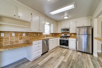 Building Photo - Large 2 bedroom in central Yuba City