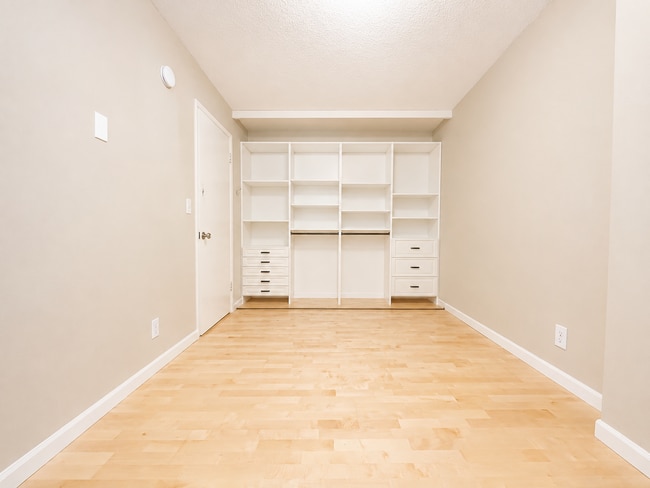 Building Photo - Live Next to Washington Park! Spacious 2-Bedroom Condo with Pool!