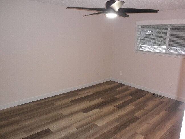 Building Photo - On cul de sac