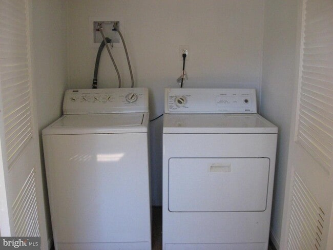 Building Photo - 1594 N Harbor Dr