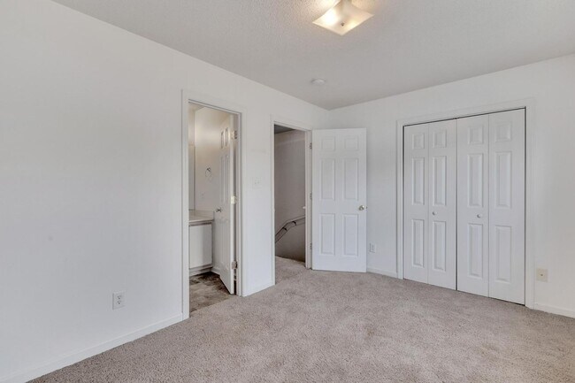 Building Photo - Townhome Close to Amenities!