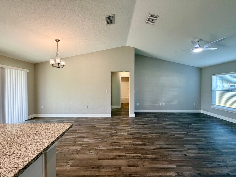 Building Photo - 5 Spring Lake Ln