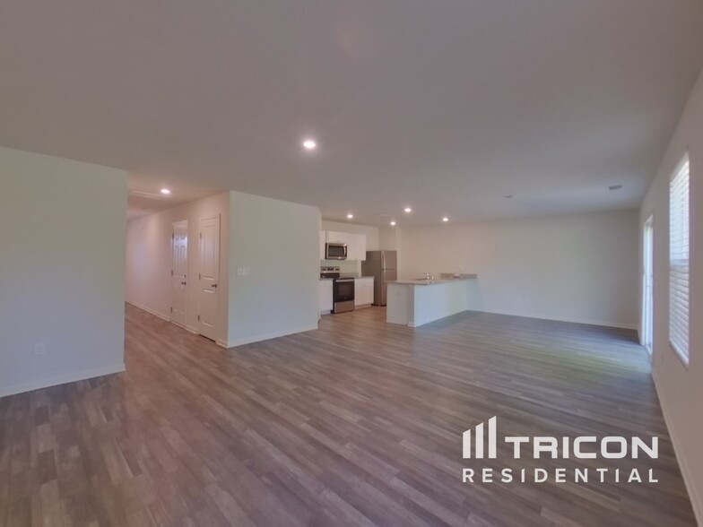 Building Photo - 523 Dayspring Dr