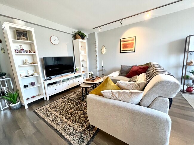 Building Photo - 1455 N Sandburg Terrace