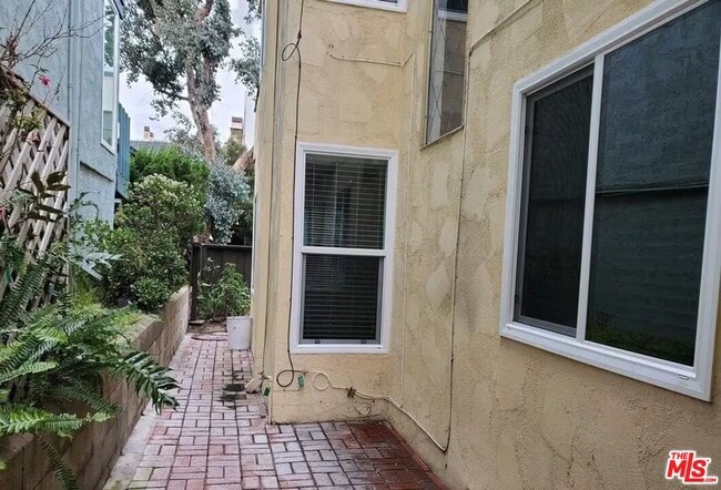 Building Photo - 16 Reef St