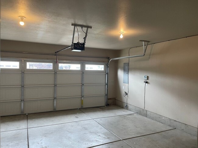 Building Photo - Beautiful 3 Bedroom 2 Bath Home Located in a Nice Medford Neighborhood