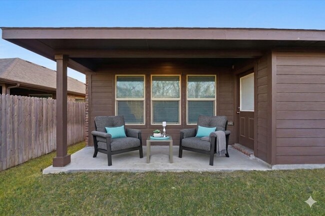 Building Photo - "Spacious 5-Bedroom Oasis in Fort Worth with 2 Full Baths and 2075 Sq Ft of Comfort!" Section 8 W...