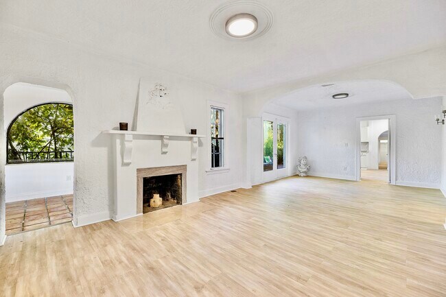 Building Photo - 1139 Venetia Ave