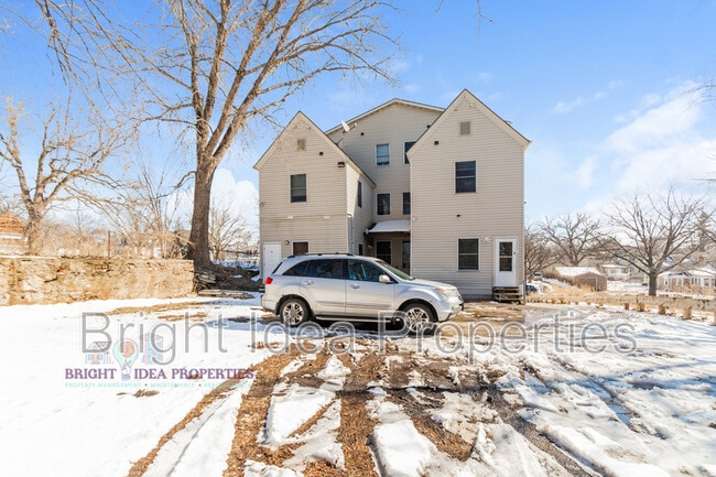 Building Photo - 863 Clark St N