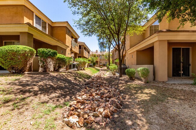 Building Photo - STUNNING UPDATED 1 BED / 1 BATH BILTMORE A...