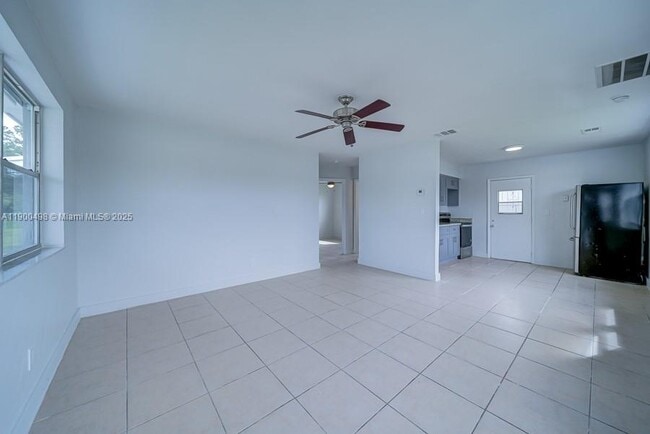 Building Photo - 5613 SW 27th St
