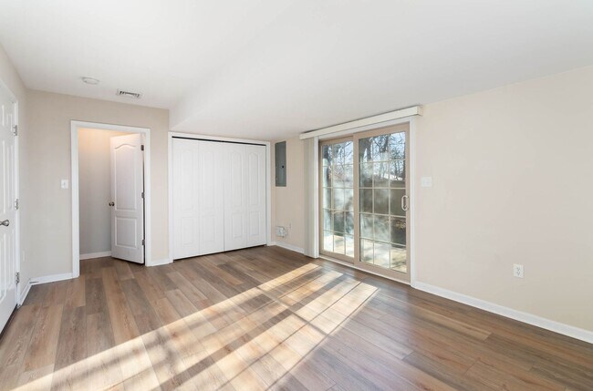 Building Photo - *UPCOMING* 3 Bedroom 2.5 Bath Town-Home Lo...