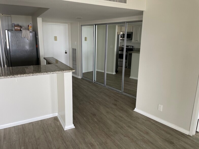 Building Photo - 4337 Marina City Dr