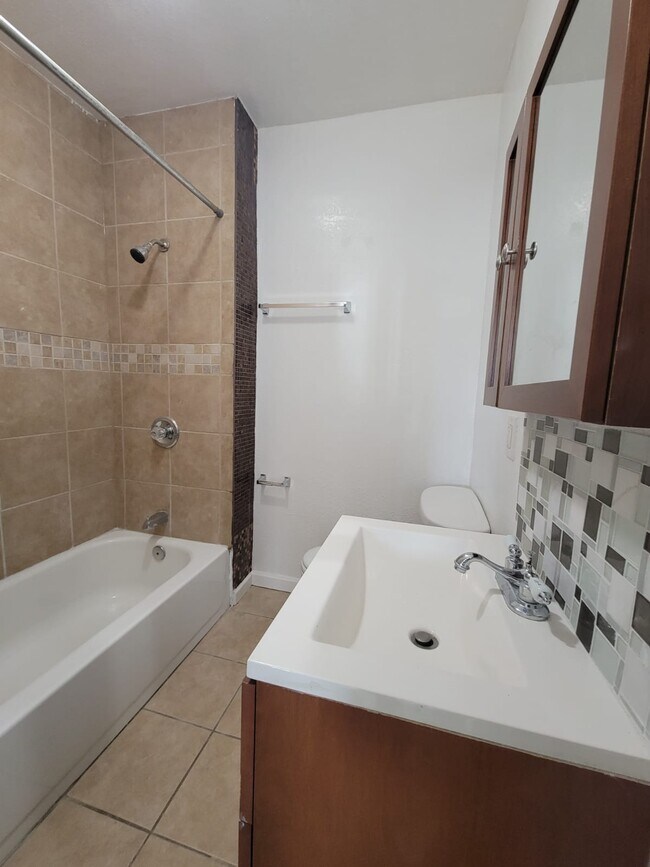 Building Photo - 1315 W 101st St