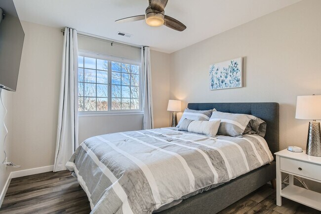 Building Photo - Lovely 3 BDR/3BA Home - 20 Minutes to Denver