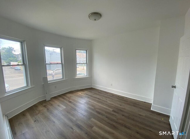 Building Photo - 220 Maplewood Ave