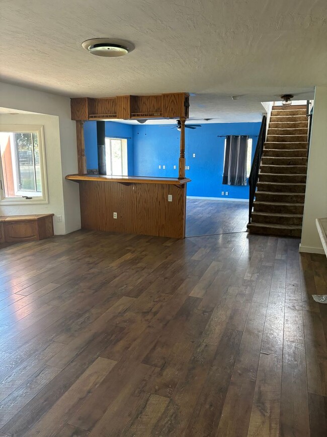 Building Photo - 4 B/R 2 1/2 BA House in Gridley AVAILABLE ...