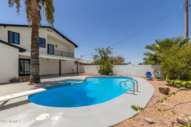 Building Photo - 2210 E Everett Dr