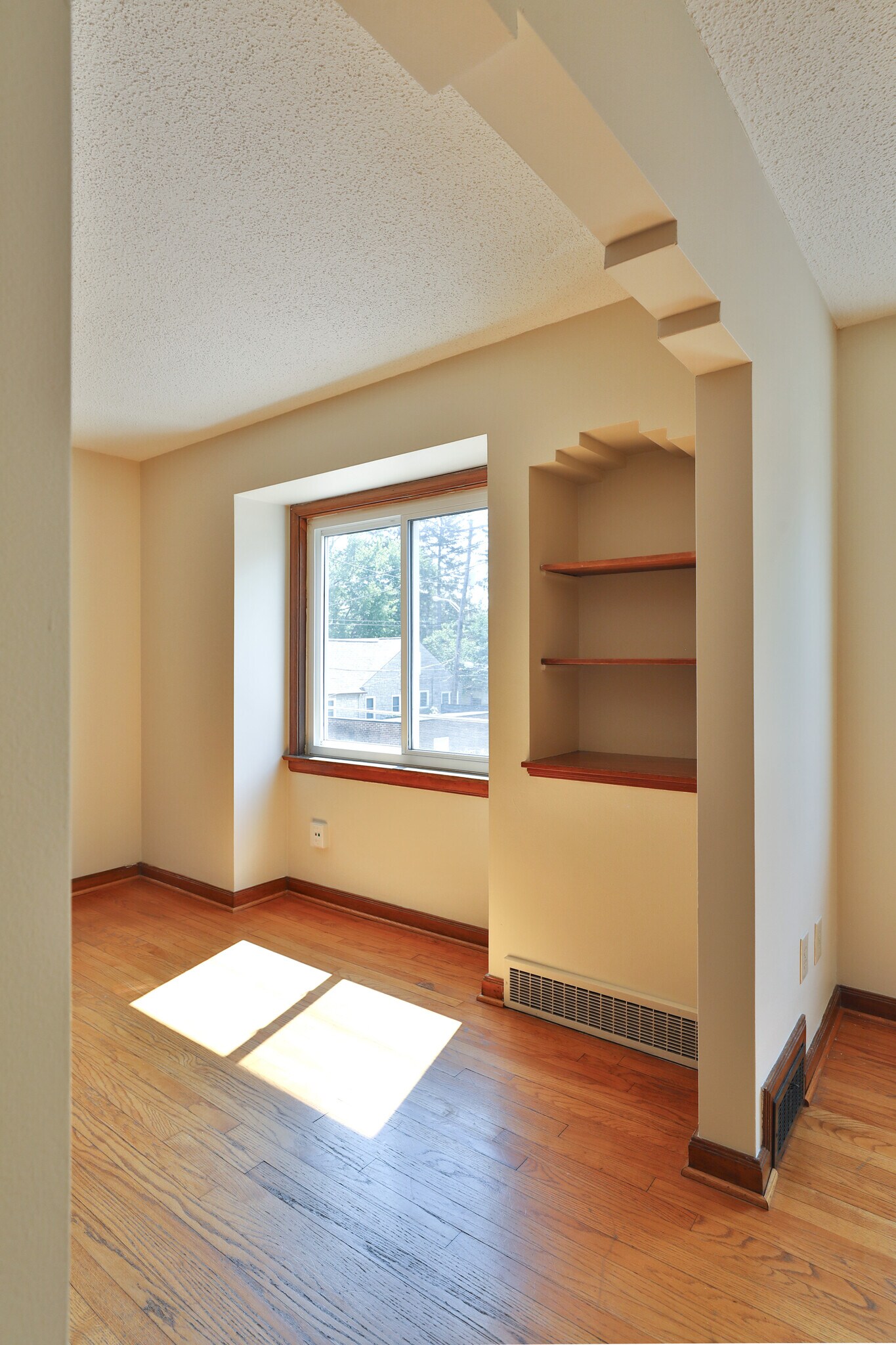 Building Photo - 3248 Indianola Ave