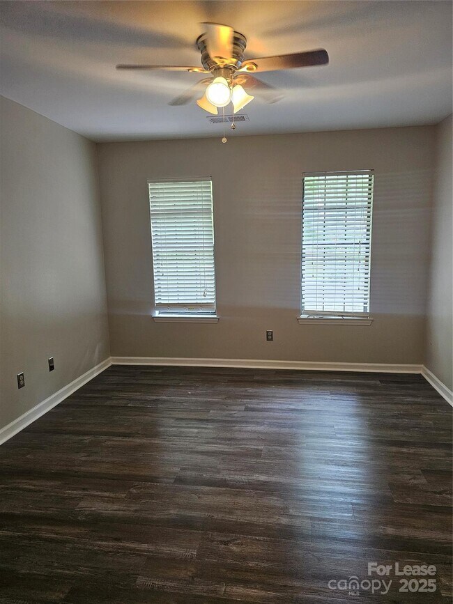 Building Photo - 9301 Chislehurst Rd