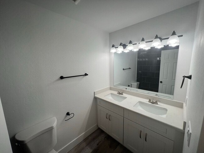 Building Photo - Remodeled 4 Bed/2 Bath in great ASU neighborhood