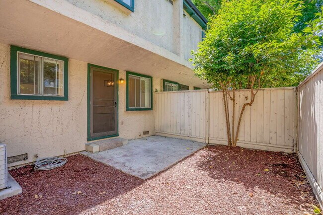 Building Photo - Spacious Condo in Santa Clara - Easy Commute!