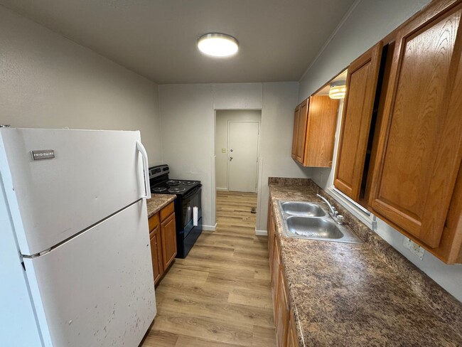 Building Photo - $995 - 3 bed 1 bath - Single Family Home
