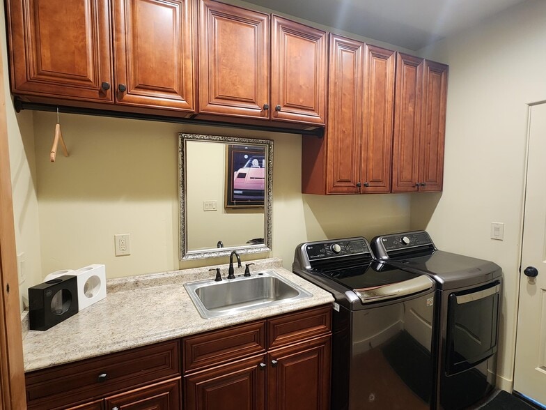 Building Photo - 2296 Holly Dr