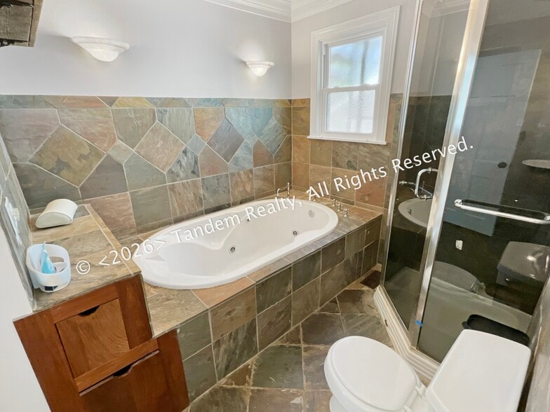 Building Photo - 2228 Ashwood Ave