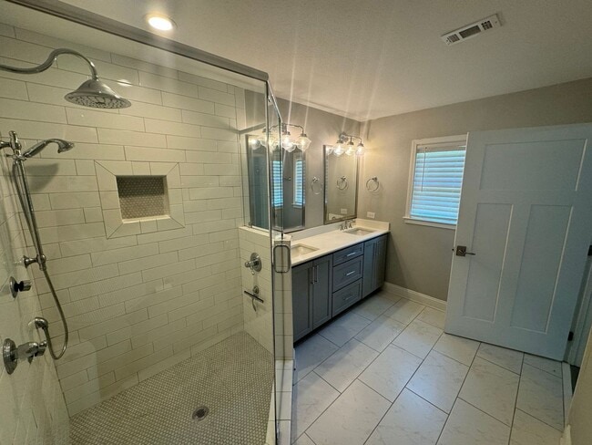 Building Photo - Gulf Breeze Proper - 5 bedroom, 3.5 bathro...