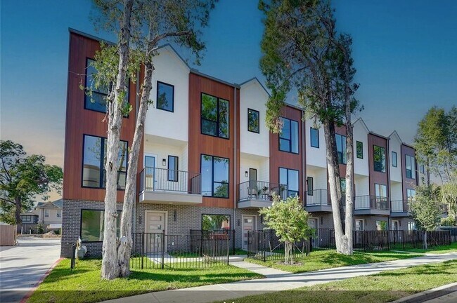 Building Photo - 1902 N Carroll Ave