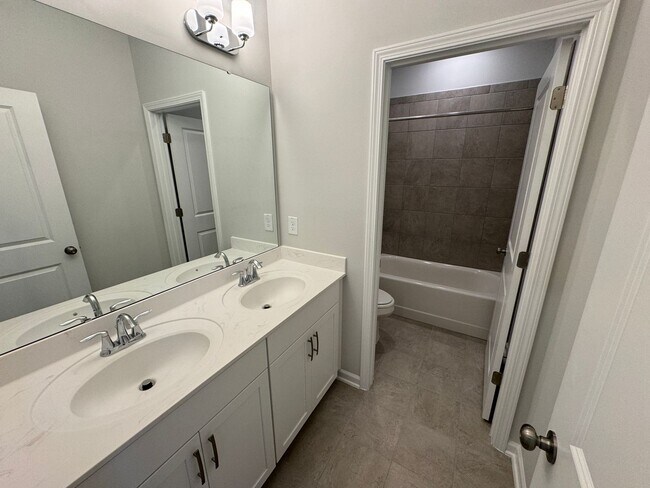 Building Photo - LIKE-NEW 4 Bed/4 Bath in N. Raleigh!