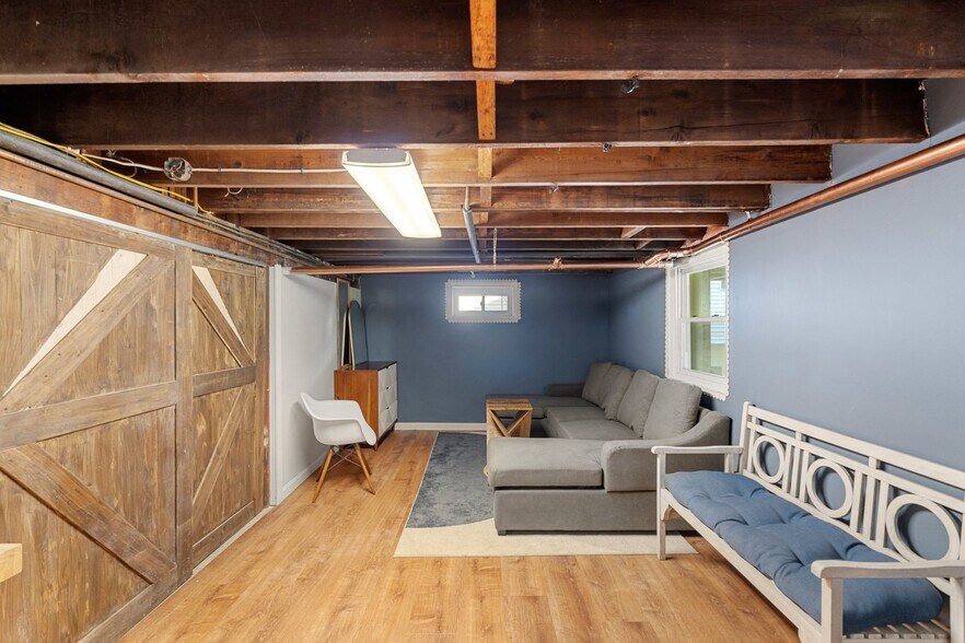 Building Photo - 203 Linwood St