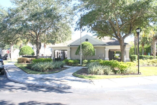 Building Photo - Beautiful Townhouse