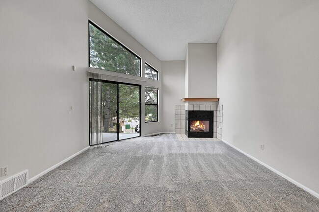 Building Photo - $1,850.00, 2 bed, 2 bath, located in Color...
