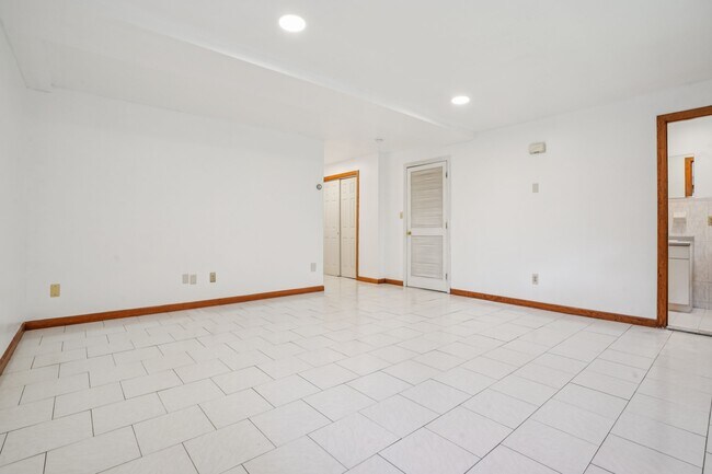 Building Photo - 2402 Hammett Ave