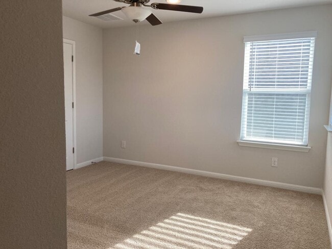 Building Photo - 136 Grn Knl Ln