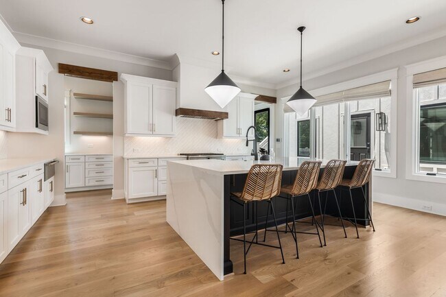 Building Photo - BEAUTIFUL CUSTOM BUILT HOME. 12 SOUTH ACRO...