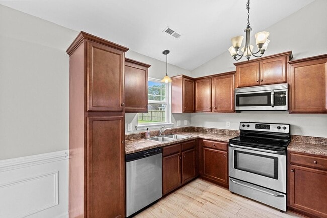 Building Photo - Bridgeport Home with Community Pool!