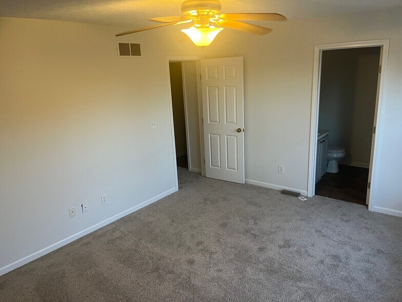 Building Photo - 1074 Lakegrove Court