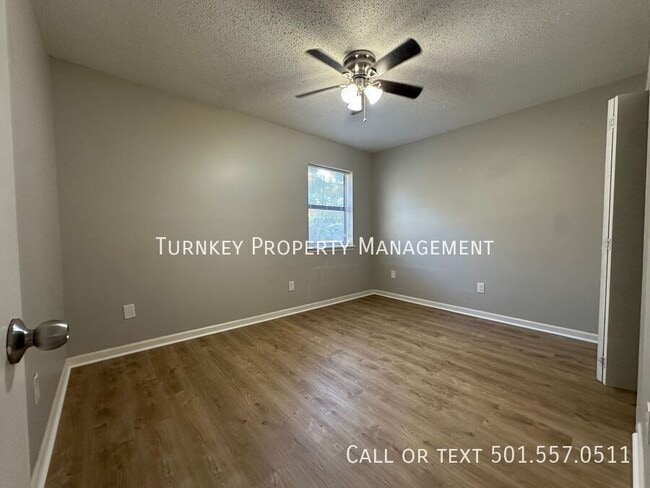 Building Photo - 361 N Oak Ct