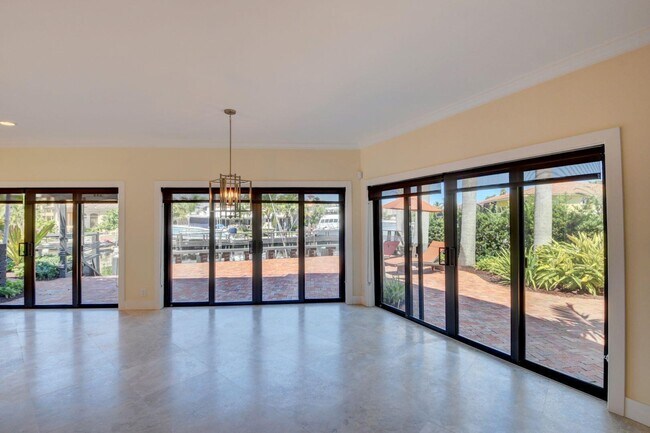 Building Photo - 1121 Bel Air Dr